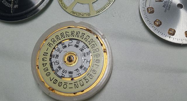 没有开表器怎么打开手表后盖，如何在没有专业工具的情况下打开手表后盖（用简单工具开启手表后盖并进行维修）