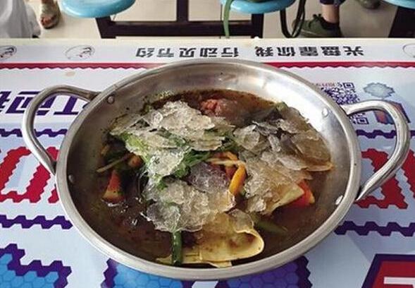 高校食堂现冰镇麻辣烫，听说很好吃高校食堂黑暗料理（那些年学校食堂黑暗料理大全）