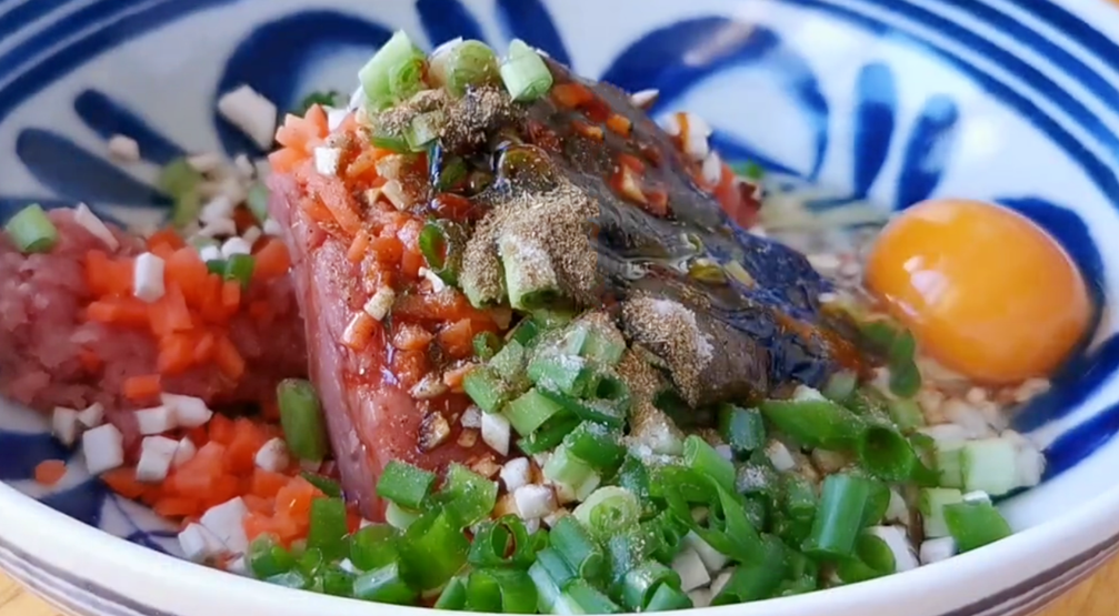 圖片[3]-【白菜肉卷】做法步驟圖 鮮嫩多汁又下飯 比紅燒肉還香-起舞食譜網