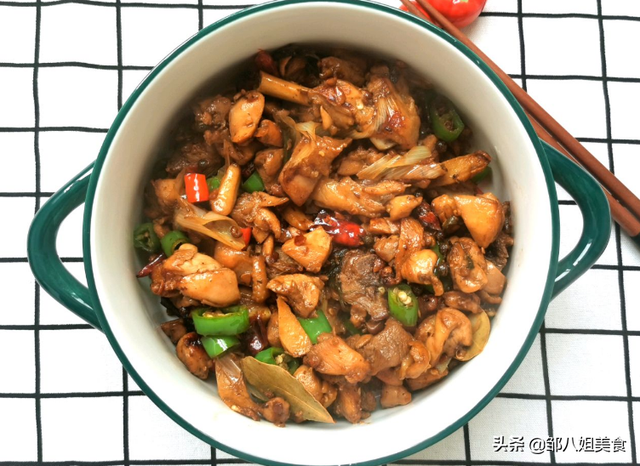 爆炒鸡肉做法，爆炒鸡肉的做法大全 视频（味道香浓很下饭）