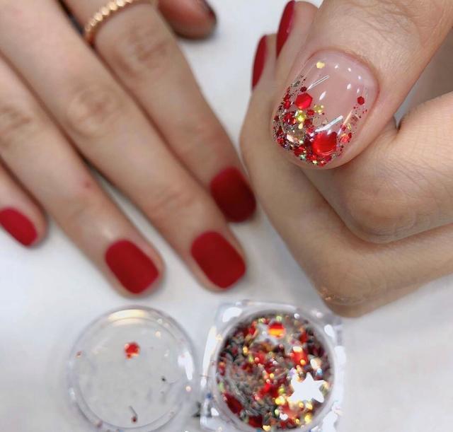 秋天指甲做什么颜色显白，适合冬天显白的指甲颜色（难怪女星大咖们都超爱）