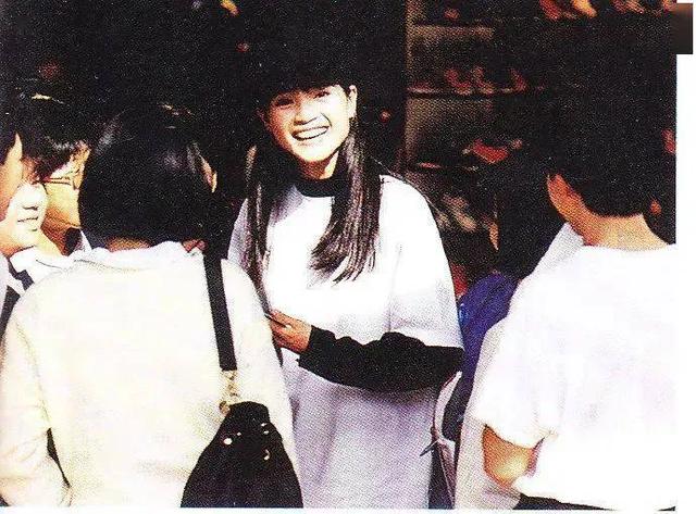 关于爱情的伤感歌曲，听的伤感情歌大全你们都听过了吗（方季惟《爱情的故事》）