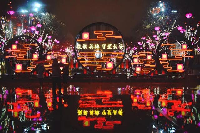 三人同日来喜见百花开打一个字，“三人同日来（年味最后一关——元宵）