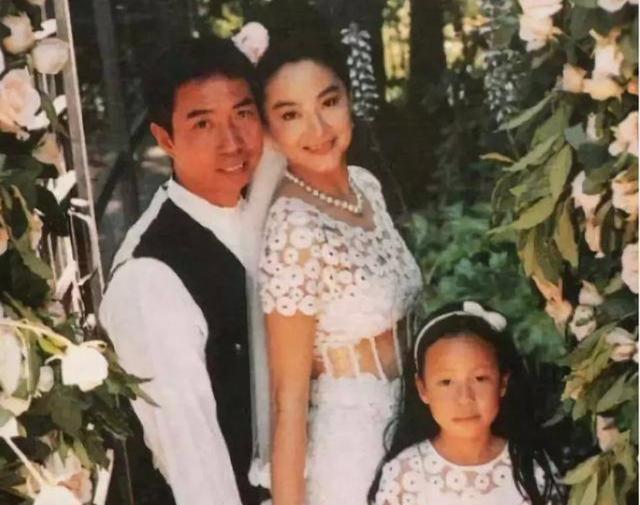 林青霞继女登封面，秦祥林林青霞（林青霞继女罕见露面）