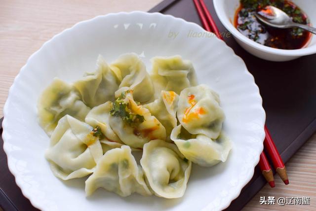 三鲜素水饺怎么做，什么叫素三鲜水饺（老妈做的素三鲜饺子）