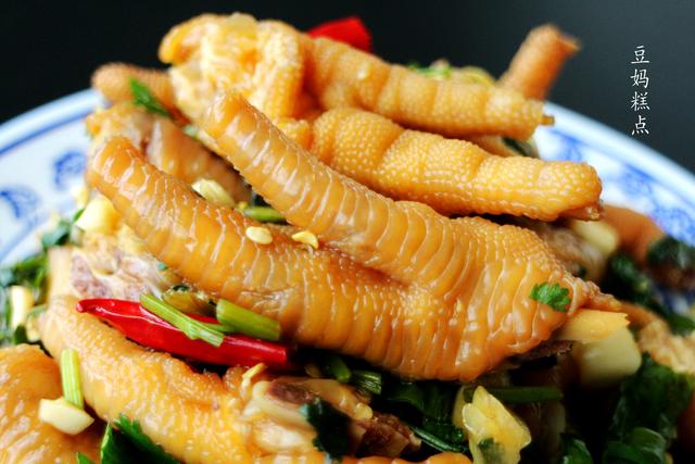 鸡爪怎么泡才好吃，家常泡鸡爪做法（教你“泡鸡爪”）