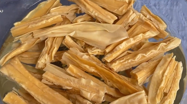 腐竹的泡发方法，泡腐竹的正确方法图解（腐竹切记别用清水泡）