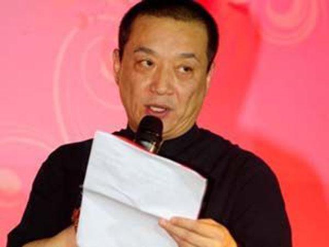 相声演员王平，师从李伯祥，因过度劳累逝世，葬礼千余观众送别
