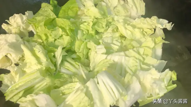 如何做素炒大白菜，怎么素炒大白菜好吃（素炒大白菜时）