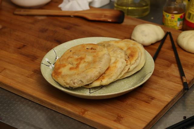 怎样做美味的烫面葱油饼，开水烫面葱油饼的做法（又香又软还出层）