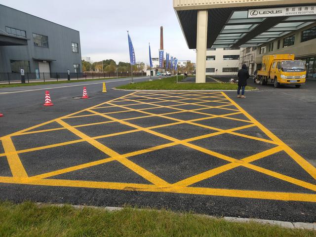 停车位标准尺寸，标准小车停车位的尺寸（停车位划线标准和方法）