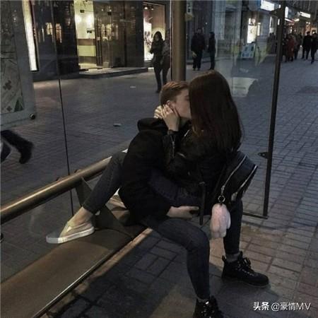 qq情侣接吻头像，qq唯美接吻情侣头像微信（情侣亲亲朋友圈图片素材）