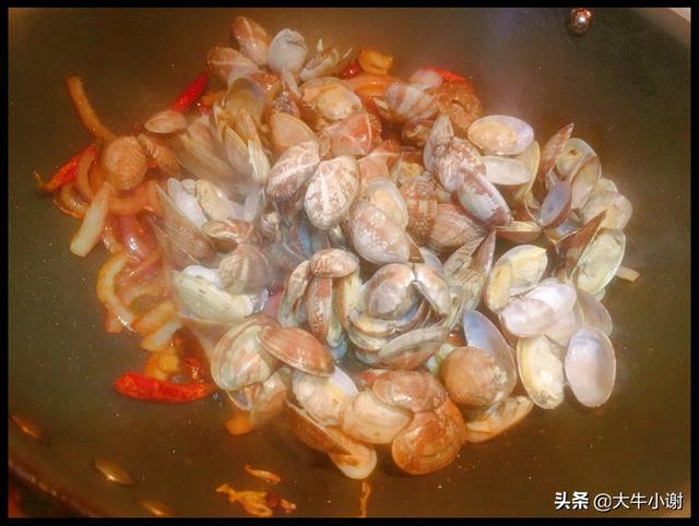 死掉的花甲焯水会开口吗，《花甲死了用开水煮会开口吗》