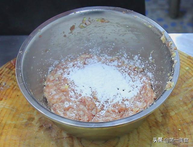 怎么做肉丸子，莲藕和肉怎么做肉丸子（劲道爽滑美味鲜）