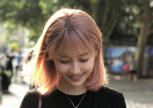 小妙招让头发立刻柔顺不干枯，怎样保养头发又黑又顺（洗头时注意这2点）