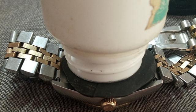 没有开表器怎么打开手表后盖，如何在没有专业工具的情况下打开手表后盖（用简单工具开启手表后盖并进行维修）