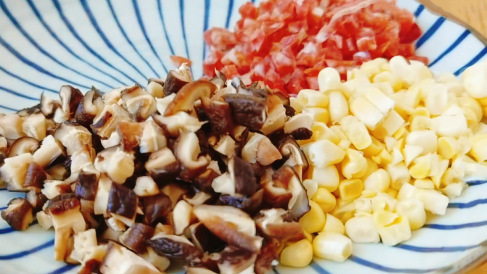 图片[3]-【香菇玉米烧麦】做法步骤图 加2元饺子皮 一口一个比肉还香-起舞食谱网