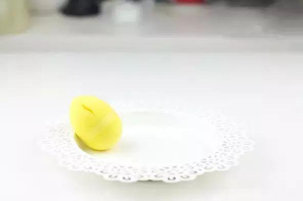 新粉扑的正确使用方法是什么，刚买的粉扑应该怎么用（一只“小小”的海绵粉扑居然有“百种”使用方法）