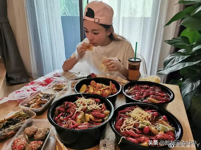 麻辣小龙虾热量高吗，麻辣小龙虾热量高吗长春（减脂期不能吃小龙虾）