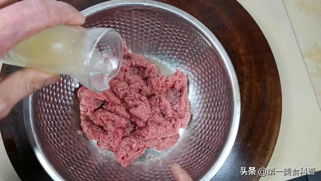 牛肉馅水饺怎么调馅好吃，牛肉饺子的馅怎么调才好吃（这才是牛肉馅饺子最经典做法）