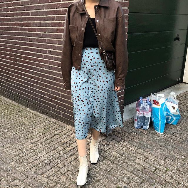 米色鞋子搭配什么颜色裤子和衣服，米色鞋子配什么样的裤子（穿这2种颜色的鞋子是潮流）