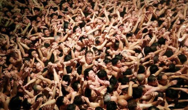 裸祭是什么，万人裸祭是什么意思（日本上万名男子冒严寒聚集参加裸祭）