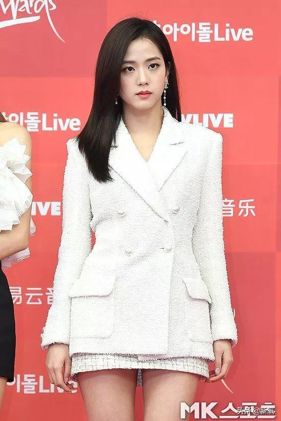 李夏怡 rose音译，卡其色李夏怡rose音译（队友和她合照就像公开处刑）