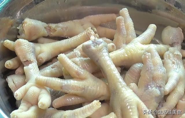 没有柠檬的酸辣鸡爪最正宗的做法，大厨分享在家自制无骨鸡爪