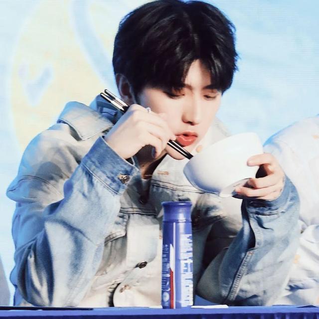 蔡徐坤微信头像，蔡徐坤（壁纸 ， 蔡徐坤壁纸，头像）