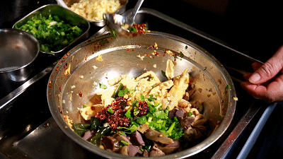 三亚小吃一条街在哪，三亚市区步行街小吃一条街（一条通往海边的美食老街）