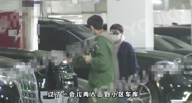 何炅隐婚妻子王菁疑曝光？两人穿情侣装深夜会友，同回住所显亲密