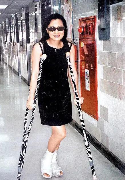 比莉的儿子，周汤豪的爸爸是谁（她的故事远比想象的更加难以置信）