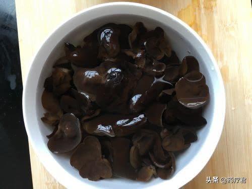 泡发好的木耳放冰箱冷藏能保存多久，泡发好的木耳放冰箱冷藏还能吃吗（木耳泡发成这样就别吃了）