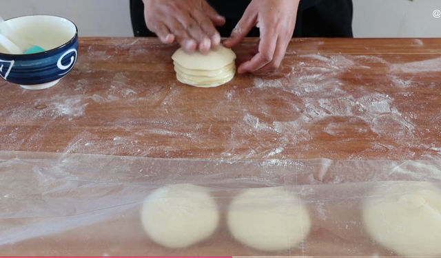 烙春饼怎么和面，馅饼面怎么和面（学会这个和面配方：做出家常饼）