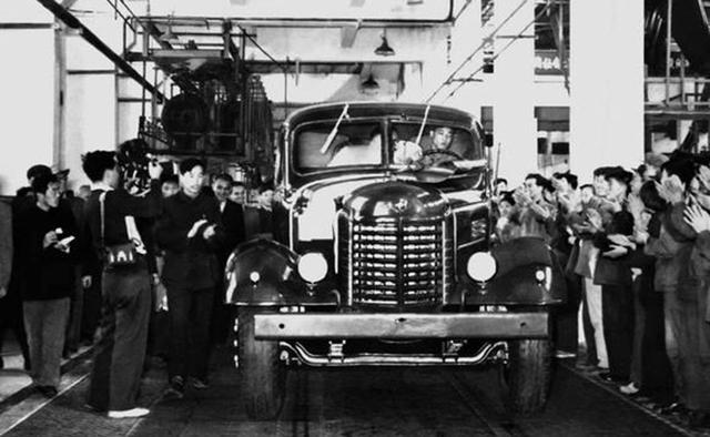 中国第一艘中型鱼雷潜艇是哪一年，中国第一艘中型鱼雷潜艇是哪一年制造成功（156个项目奠定国家工业化基础）