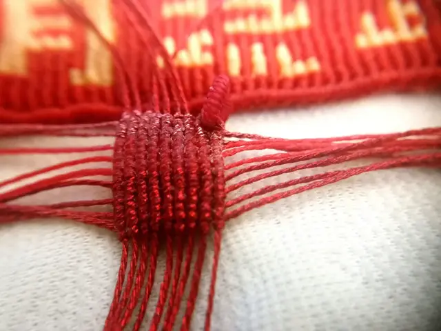 手工粽子怎么做简单又漂亮，手工五彩粽子制作方法（精致小巧的4角粽子）