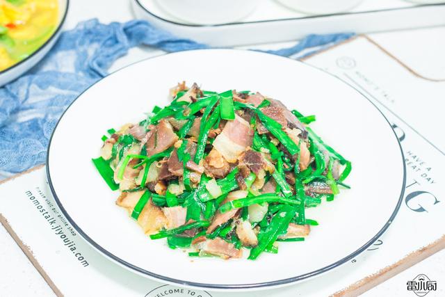 韭菜炒腊肉的家常做法，韭菜炒腊肉的家常做法大全（早春最该吃这食材）