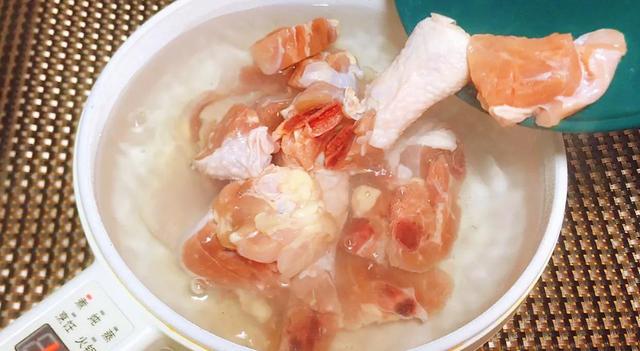 四川火锅鸡，四川正宗火锅底料配方（做成火锅鸡香辣好吃又过瘾）