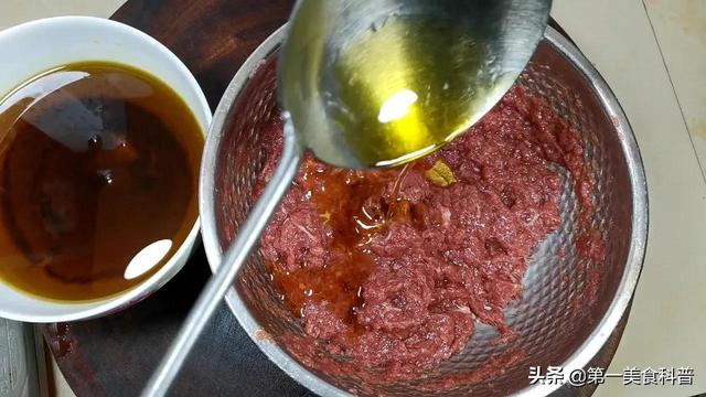 牛肉馅水饺怎么调馅好吃，牛肉饺子的馅怎么调才好吃（这才是牛肉馅饺子最经典做法）