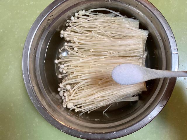 金针菇怎么炒着吃，金针菇怎么炒好吃（金针菇这样炸着吃）