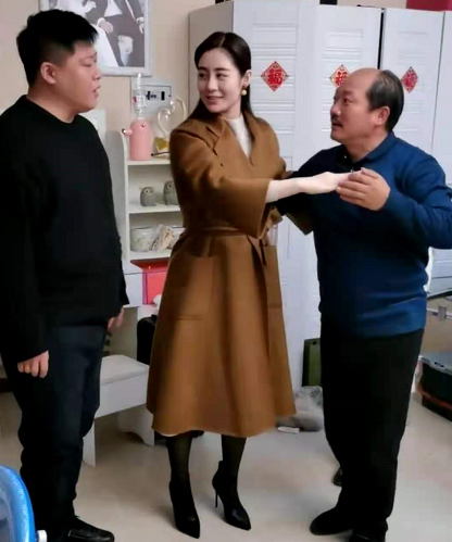 谢广坤真名叫什么，演谢广坤的演员叫什么（乡爱王小蒙与谢广坤搂在一起跳舞）