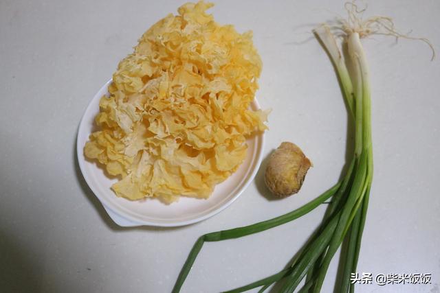 银耳炒菜做法家常，搭配这几种调味料