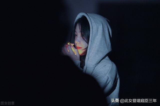 女生性格内敛说明什么，内敛是什么意思（女人会给你这种暗示）