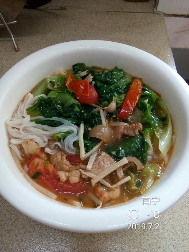  汤粉怎么做好吃，中午下班做个猪肉汤粉 