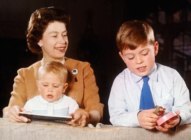 绿宝石项链的寓意，绿宝石戒指寓意（女王厚此薄彼爱它不爱它）