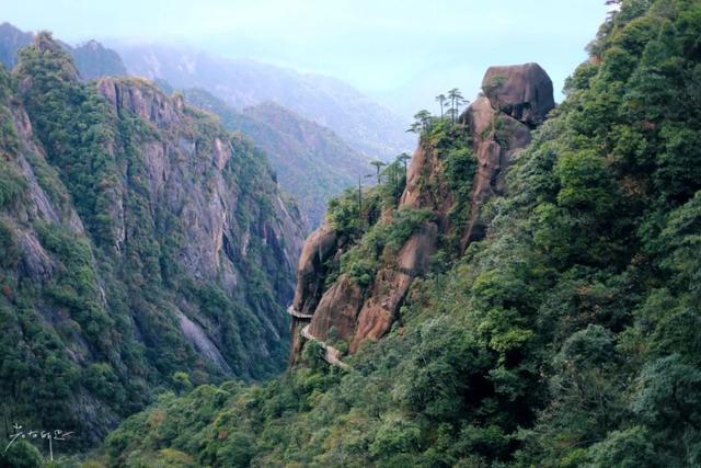 江西三清山风景区，三清山是几A级风景区（小雨初歇的江西三清山）