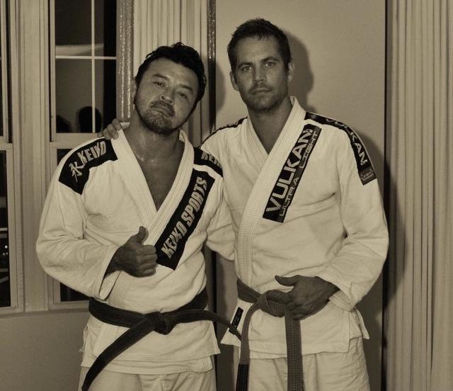 保罗沃克到底死了没，保罗沃克到底死没死（戏中女友也对他念念不忘）