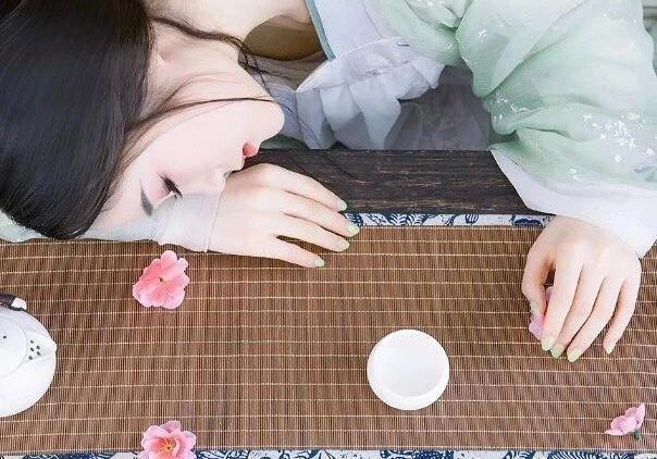 芳草萋萋的意思，芳草的意思（《宋词三百首》与《花间集》里的那些经典词句及释义）