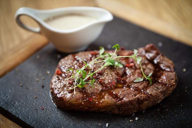 左手拿叉右手拿刀，左手刀右手叉吗（你知道吃牛排刀叉的正确拿法吗）