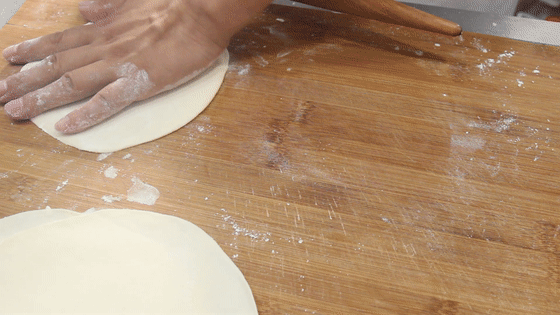 河南烙馍的做法最正宗的做法，薄皮透亮口感劲道十足